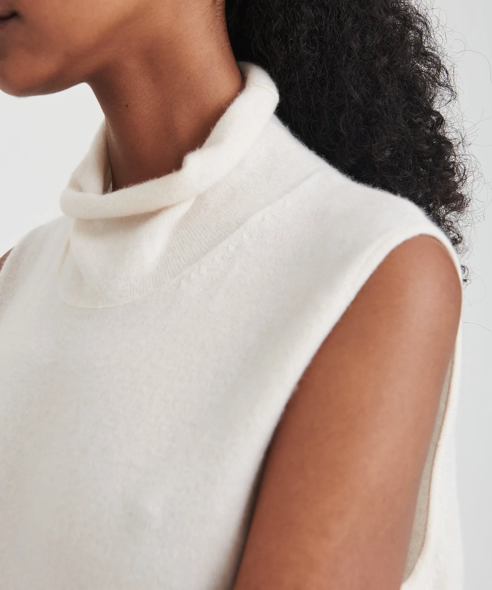 Signature Cashmere Sleeveless Turtleneck